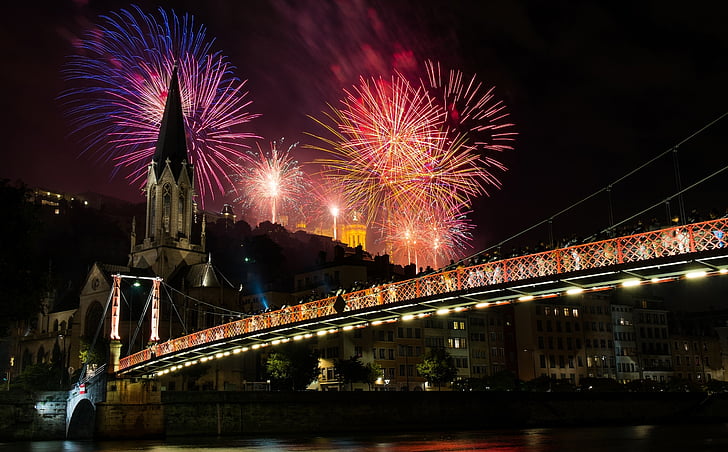 fireworks at night over brooklyn bridge